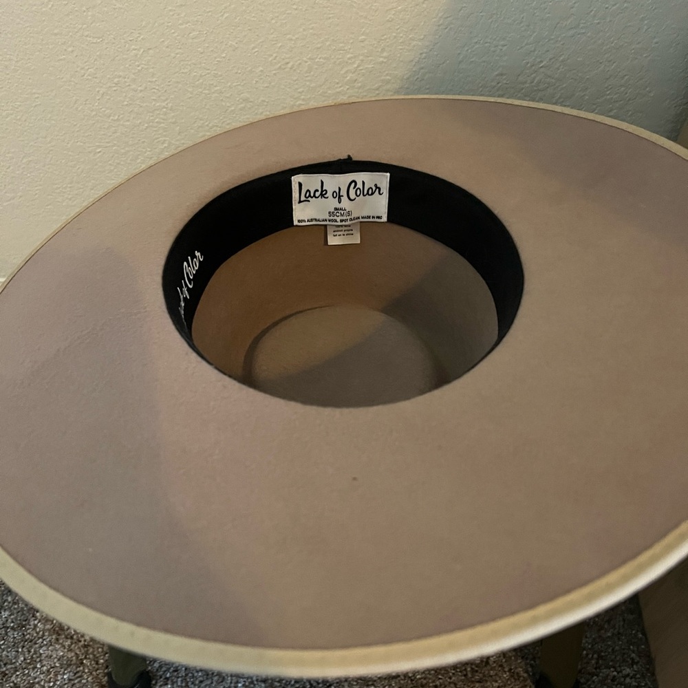 Lack of color hat size small